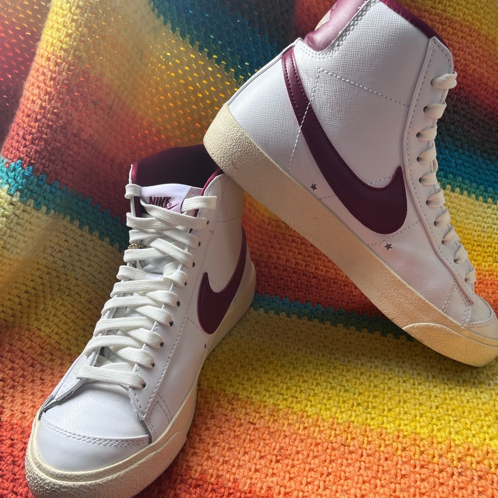 Women's Nike Blazer Mid '77 SE Shoes White/Team Red/Muslin. Size  7.5